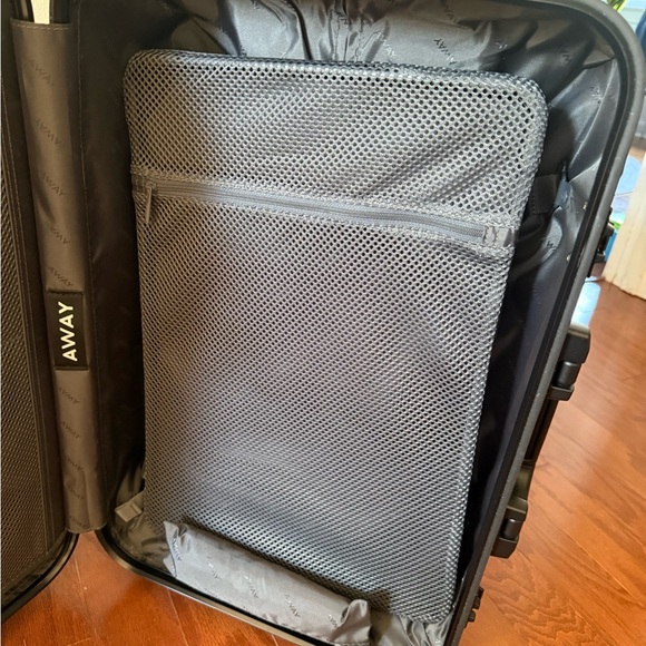 Away The Bigger Carry-On: Aluminum Edition (Onyx Black) w/ USB Charge & Battery - Picture 12 of 16